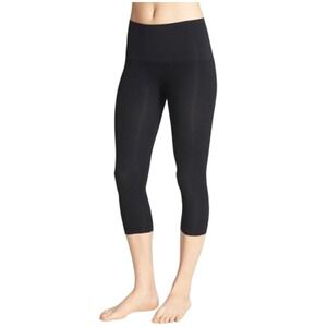 Star Power by Spanx Tout & About Capri Shaping Leggings S Backdrop Black 2219